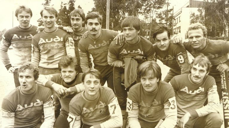 Seinäjoen Maila-Jussien joukkue 1982 päällään perinteiset jussipaidat, jotka ovat osin peleistä jo kärsineetkin.