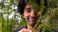 Diego Machado ler bakom en grankvist