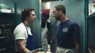 Carmy (Jeremy Allen White), Marcus (Lionel Boyce) och Richie (Ebon Moss-Bachrach) står och ser på varandra i ett kylrum.