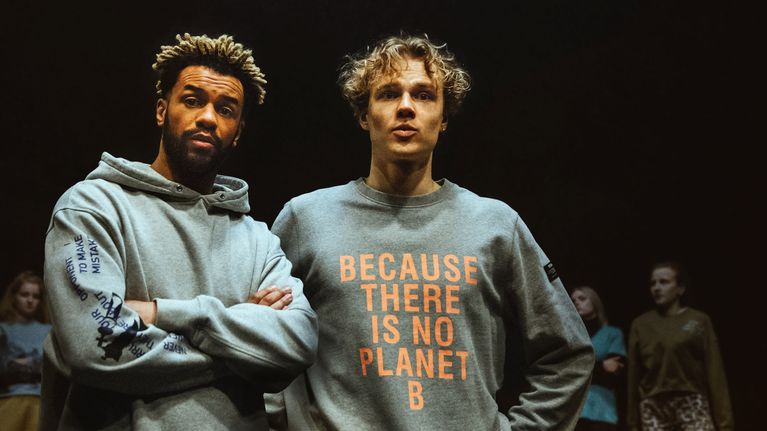 Roni (Roderick Kabanga) och Sakari (Samuel Kujala) står bredvid varandra iklädda gråa collegetröjor, de ser båda förvånade ut.
