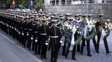 Urho Kekkosen hautajaiset. Kadetit marssivat hautajaissaattueessa Senaatintorille.