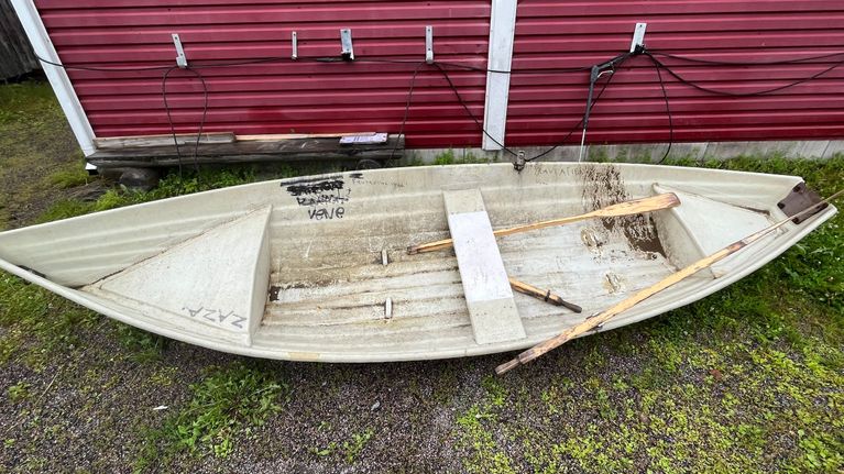 Hämeenlinnan kaupunkivenettä töhritty ja airo katkaistu.