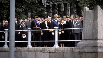 Urho Kekkosen hautajaiset. Arvovaltaista saattoväkeä Suurkirkon tasanteella. Mm pohjoismaiden päämiehiä: Norjan kuningas Olavi V, Islannin presidentti Vigdis Finnbogadottir, Ruotsin kuningas Kaarle XVI Kustaa, Norjan pääministeri Gro Harlem Brundtland ja