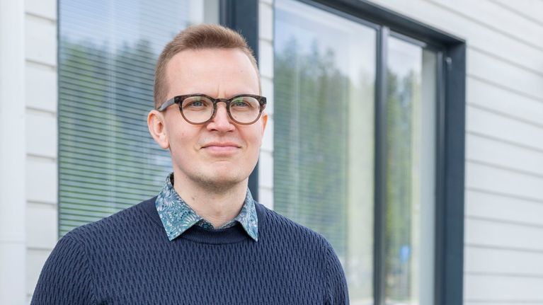 Joonas rentola sinisessä villapaidassa.