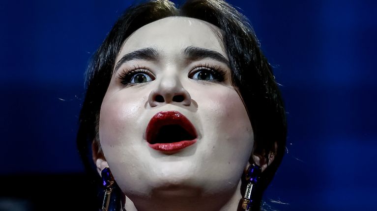 Sopraano Justyna Khil laulamassa.