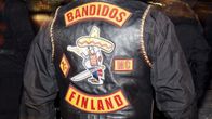 Bandidos-moottoripyöräkerhon logo mielenosoittajan liiveissä Helsingissä 5. tammikuuta 2017.