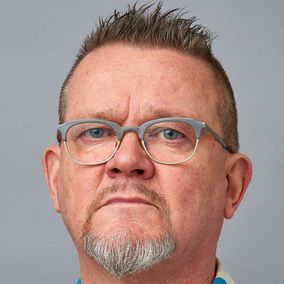 Yle Uutisten talouden toimittaja Matti Toivonen kasvokuvassa.