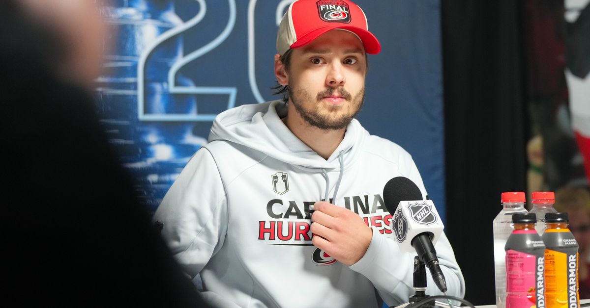Jännitteitä Carolinassa? Sebastian Aho ja valmentaja eri linjoilla tuloksen tekemisestä: ”Me tarvitsemme heiltä enemmän”