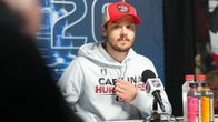 Sebastian Aho Carolina Hurricanesin mediatilaisuudessa.