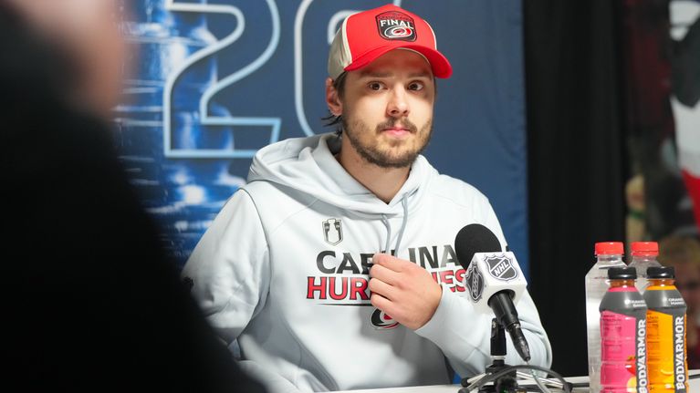 Sebastian Aho Carolina Hurricanesin mediatilaisuudessa.