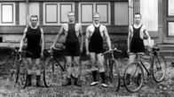 Urheiluasuisia pyöräilijöitä 1920-luvulla.