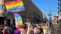 Pride-kulkue venyi useiden kortteleiden mittaiseksi Joensuussa.
