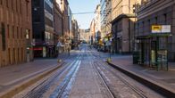 Tyhjähkö Aleksanterinkatu Helsingissä aikaisin aamulla. 
