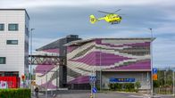 Lääkintähelikopteri nousemassa pysäköintihallin päältä lentoon.