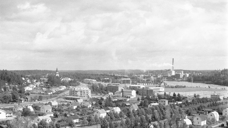 Näkymä Kettumäeltä kohti rakenteilla olevaa Kuusankosken keskustaa 1960-luvun alkupuolella.