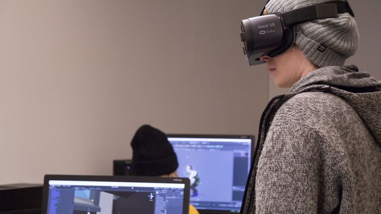 Kuvassa on ihminen Samsung Gear VR -lasit päässä. 