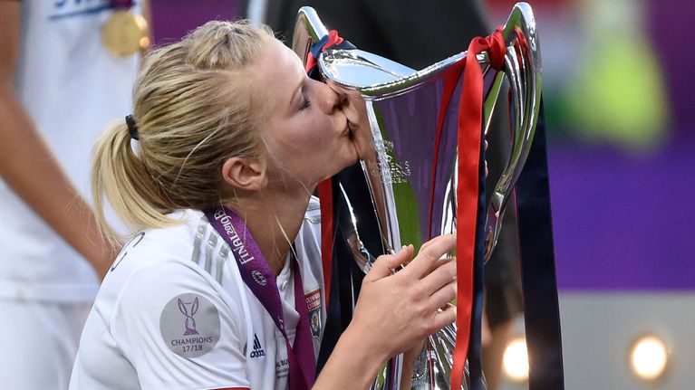 Ada Hegerberg kysser Champions League-pokalen.