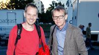 Punaisessa paidassa muovikasseja pitelee Ola Rosling ja vieressä pikkutakissa seisoo harmaahiuksinen isä Hans rosling.