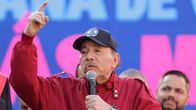 Nicaraguan presidentti Daniel Ortega puhuu mikrofoniin lippalakki päässään.