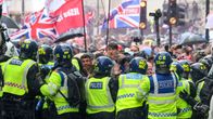 Lontoossa mielenosoittajia pidättelevät poliisit. 