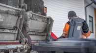 Ekoroskin raaka-aineen kerääjä Mikko Rinne kurkistaa jäteastiaan.