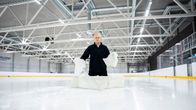 Kuopiolainen Kimmo Rautiainen jäällä maalivahdin varusteet päällä.