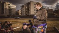 Vappua viettävät insinööriopiskelijat Juoni Rantonen ja Onni Saari Kajaanin Suvantorannan puistossa.