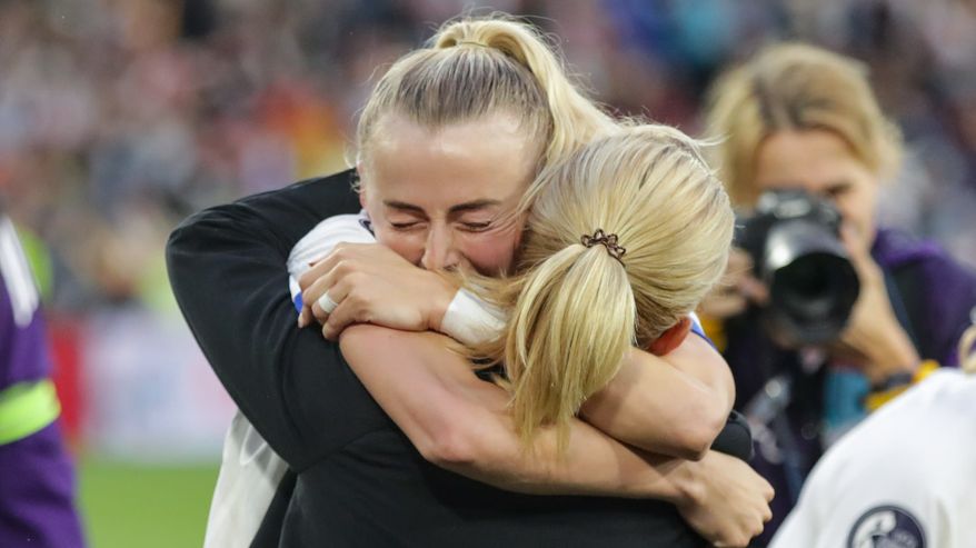 Sarina Wiegman ja Chloe Kelly halaavat EM-finaalin jälkeen.