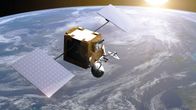 Kuvassa näkyy Eutelsatin OneWeb-satelliitti noin 1200 kilometrin korkeudessa taiteilijan tekemänä. Kuvass anäkyy satelliitti, jossa on aurinkopaneeleita ja satelliittiantenneja. Taustalla näkyy pilviä. 