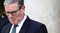 Keir Starmer katsoo alaspäin huolestuneen näköisenä suu supussa.
