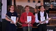 uudet mestaripelimannit seisovat lavalla pitäen käsissään kukkakimppuja ja kunniakirjoja.