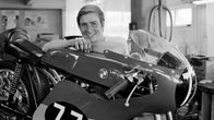Ratamoottoripyöräilijä Jarno Saarinen moottoripyöränsä kanssa vuonna 1970.