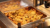 Perunalaatikkoa kampusravintolan linjastolla Oulussa. 