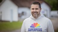 Pesäpallon Superpesiksen toimitusjohtaja Olli Aro hymyilee kameralle. 
