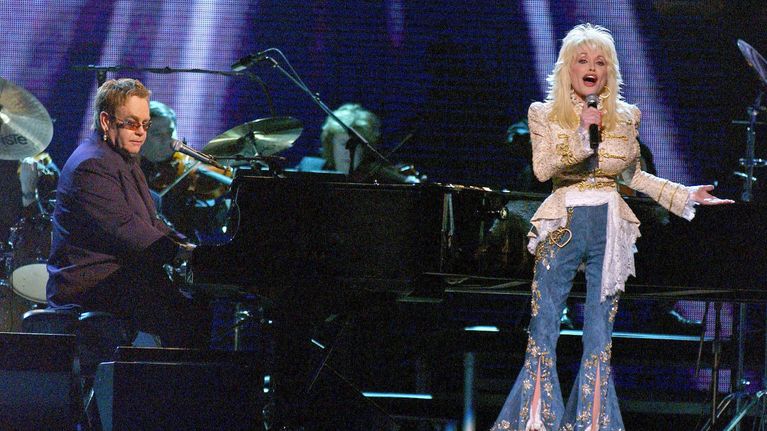 Dolly Parton sjunger medan Elton John spelar piano.