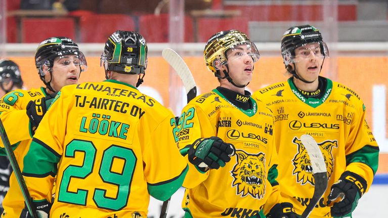 Tampereen Ilves tuulettamassa maalia.