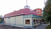 Kino-Sampo julkisivuremontin jälkeen vaalea ja punakattoinen