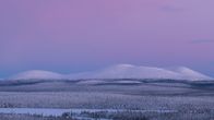 Pallastunturit näyttävät vaaleanvioleteilta kaamosiltapäivänä.