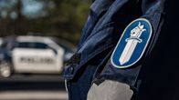 Poliisin hiha ja auto takana