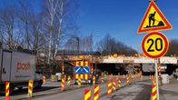 Turun Koulukadun alikulkusillan työmaa, autoja ja liikenteenohjausmerkkejä.