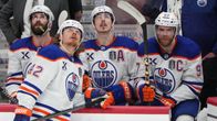 Edmonton Oilersin jääkiekkoilijoita vaihtopenkillä.