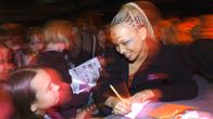 Klaani-sarjan Ebonyn näyttelijä Meryl Cassie antaa nimikirjoitusta faneilleen.