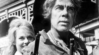 Hattupäinen, resuisen näköinen lännenmies (näyttelijä Lee Marvin) takanaan hiukset auki hymyilevä nainen (näyttelijä Jane Fonda), molemmilla kädessään iso reikärauta, kuva elokuvasta Paukkurauta-Kati.