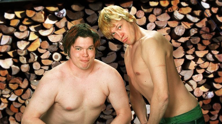 Juuso Myllyrinne ja Mikko "Peltsi" Peltola pullistelevat halkopinon edessä. 