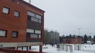 Turun normaalikoulu Varissuolla. Taustalla Turun kaupungin Varissuon koulurakennus.