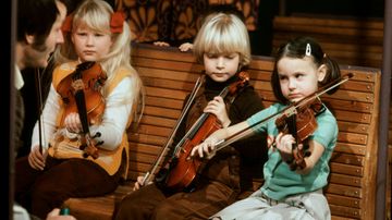 Ote Viuluviikarit musiikkimaassa -ohjelmasta (1979).
