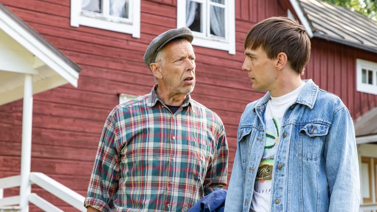 Två skådespelare (Ulf Johansson och Kevin Holmström) på en sommarteaterscen.