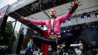Esiintyjä Mika Rättö ottaa näyttävän asennon lavalla Porispere-festivaaleilla.