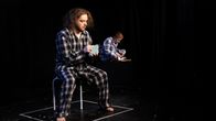 Mental Expo -näytelmän kaksi esiintyjää pyjamassa lavalla