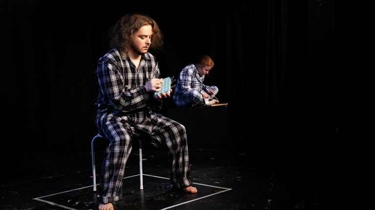Mental Expo -näytelmän kaksi esiintyjää pyjamassa lavalla
